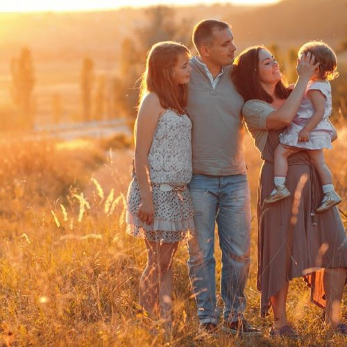 Couple avec enfants, nature, fin d'après-midi