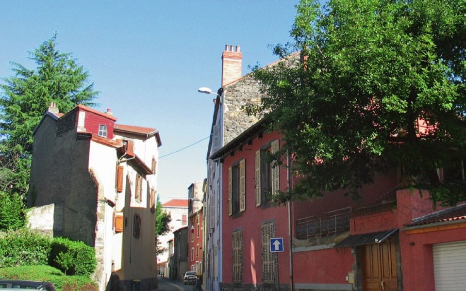 Ruelle verdoyante à Saint-Alyre